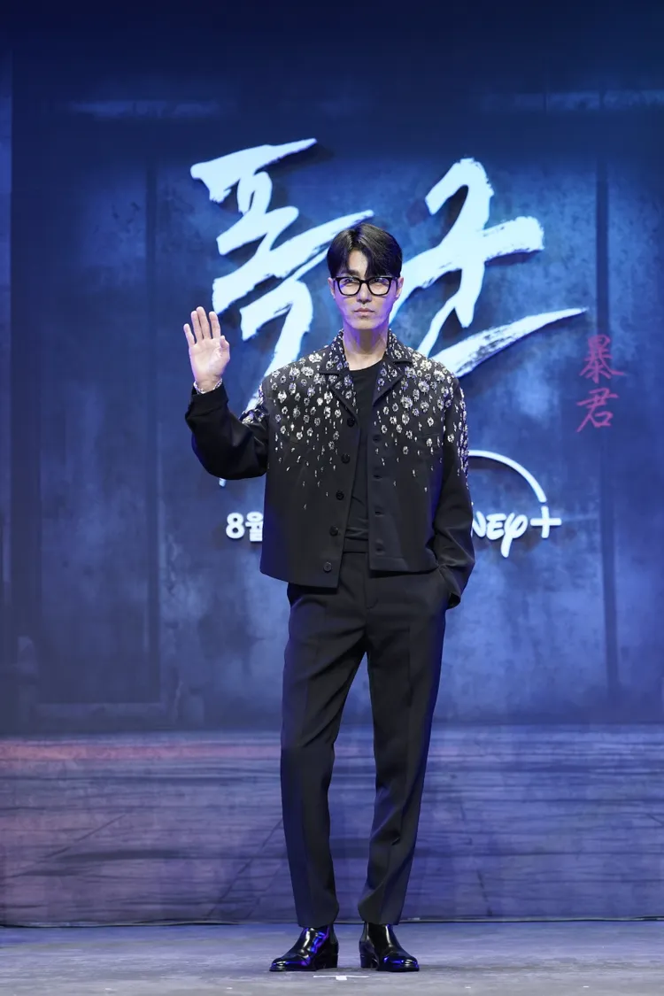 車勝元提到劇中單手拿槍，手肘差點廢了。Disney+提供