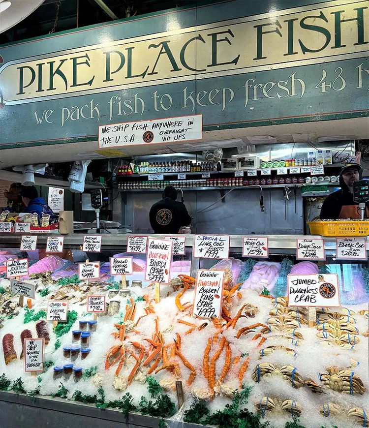 世邦旅遊美西行程將走訪三大名城，圖為西雅圖經典的派克市場。業者提供