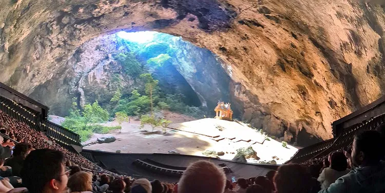 世邦旅遊美西行程安排市場少有的球體秀Sphere入內觀賞圓弧形螢幕影片。業者提供