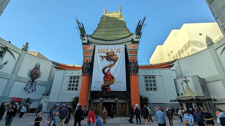 世邦旅遊美西行程深度走訪洛杉磯市場觀光，圖為中國戲院。業者提供