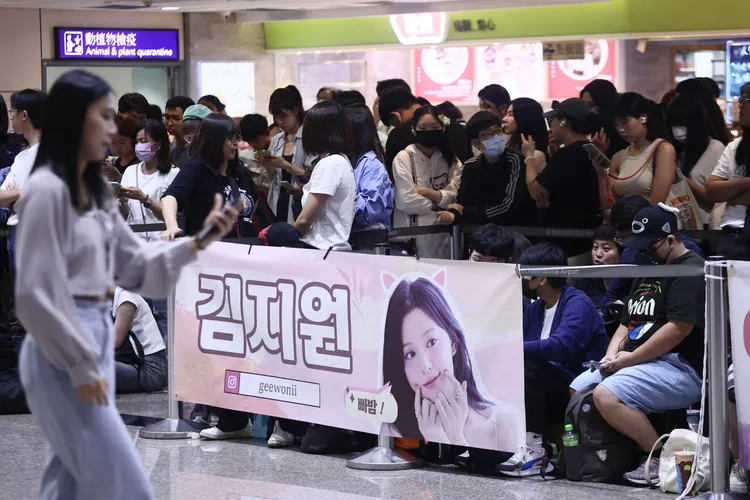 粉絲掛布條等待金智媛。彭欣偉攝