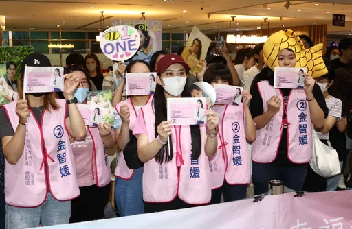 直擊｜金智媛班機延後1小時抵台！「秀彬」帶「喜餅」、鯛魚燒頭套博眼球