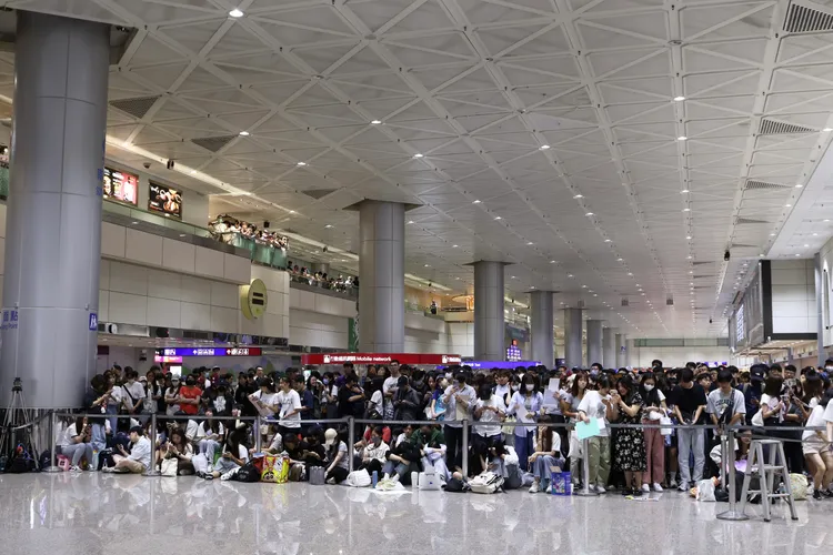 500名金智媛粉絲在機場等候。彭欣偉攝