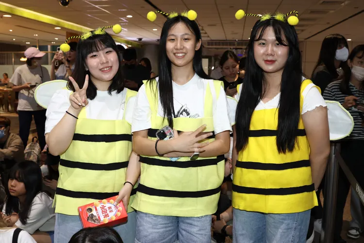 Vicky（右）跟朋友穿著小蜜蜂裝，早上9點到機場等金智媛。彭欣偉攝