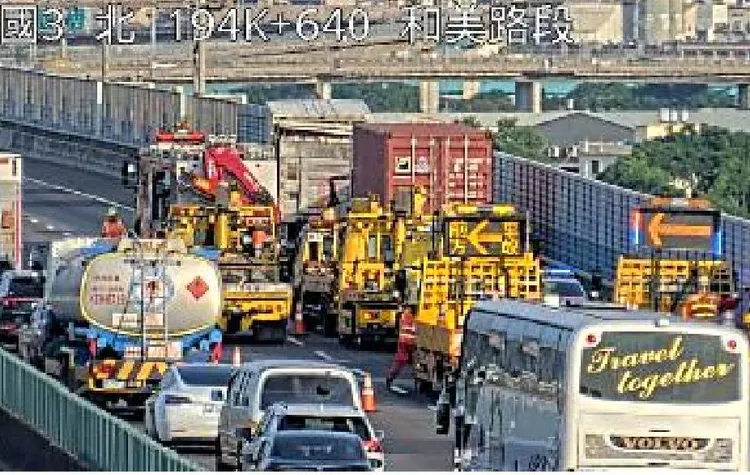 國3南向194.8K（彰化和美路段）傍晚2大貨車發生追撞，造成1死1傷，後方車流嚴重回堵。翻攝「高速公路1968」