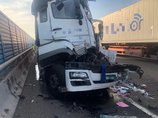 國3彰化段3車追撞1死1傷　大貨車車頭撞爛！駕駛趴方向盤亡