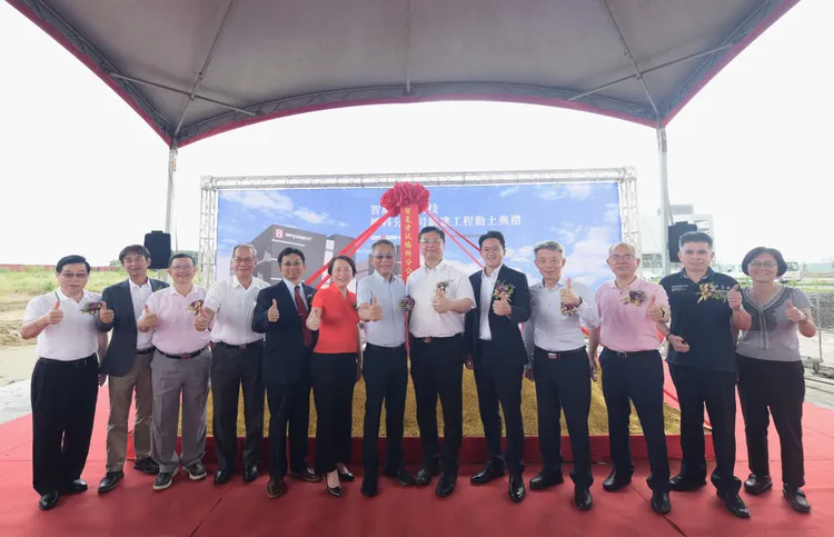 南科管理局長鄭秀絨、智崴資訊董事長歐陽志宏、高市府副市長羅達生、經發局長廖泰翔及中山大學校長李志鵬為新廠祈福起鏟。經發局提供