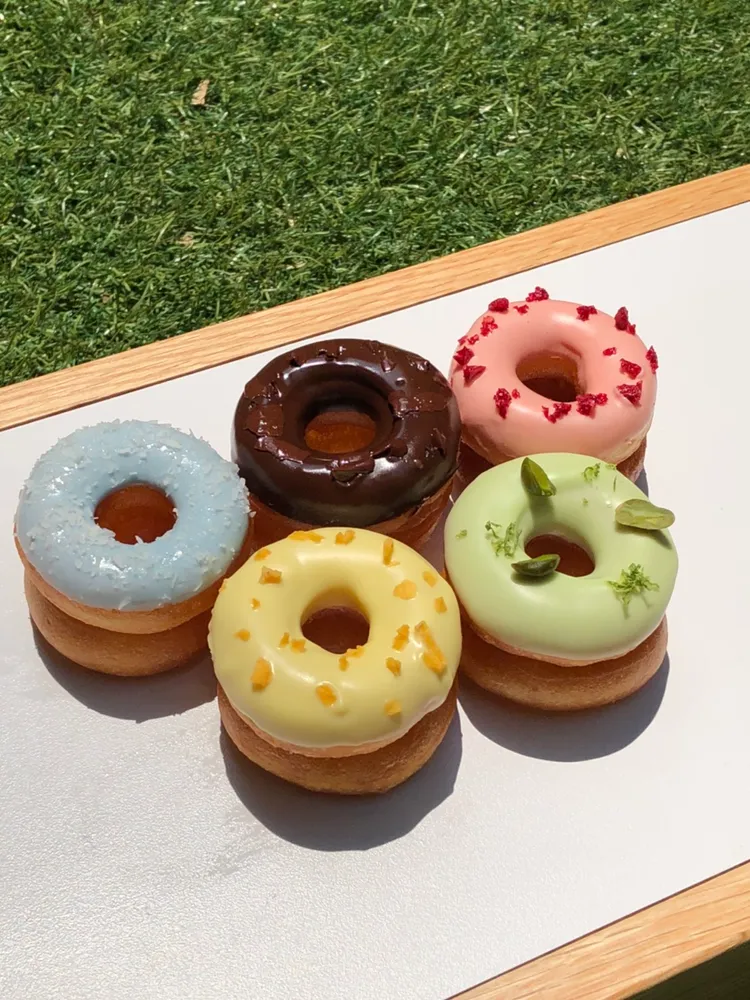 由五種口味組成的奧林匹克甜甜圈，每組380元。。業者提供