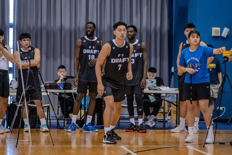 雷蒙恩(中)。PLG