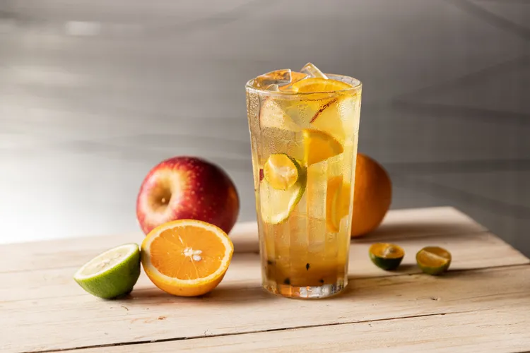 溜溜酸菜魚搶攻暑假熱潮，凡出示學生證免費加送沁涼飲品乙杯」。業者提供