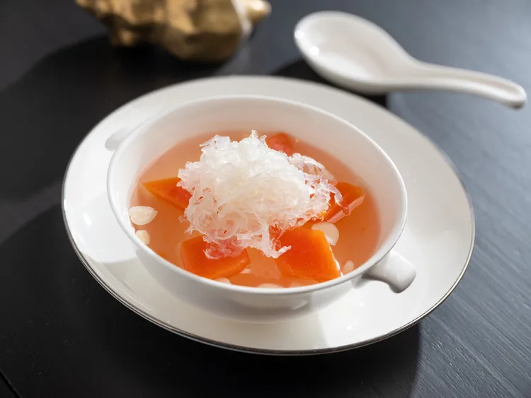 夏季套餐「南北杏萬壽果冰花燕窩」搭配台灣夏季盛產的香甜木瓜，再加入南北杏的溫潤風味。入口滿盈著燕窩的彈嫩與木瓜的鮮甜，恣享沁涼奢華的繽紛食光。業者提供