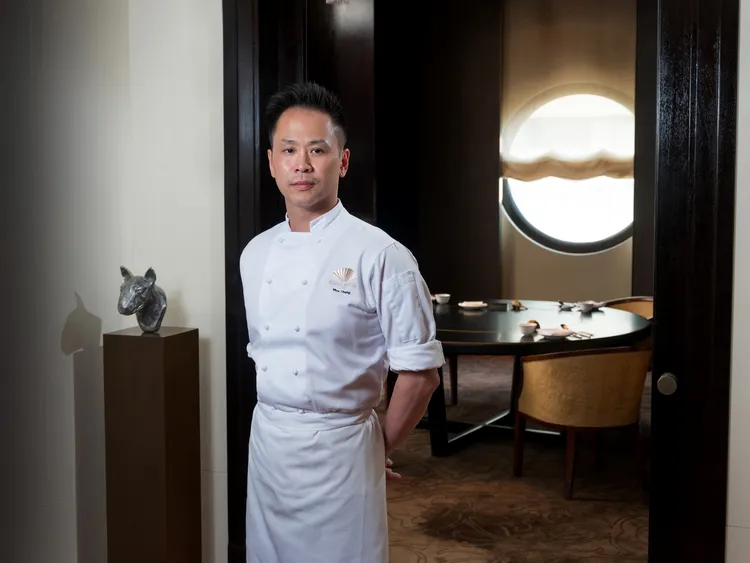 擁有超過25年豐厚廚藝經驗的鄭國雄師傅以在經典老菜中融合創新巧思的「新派粵菜」見長，不斷在道地的粵菜本質中探索新的可能性，配合季節轉變持續推陳出新，遵循正統粵菜廚藝的細膩烹飪技藝，呈現食材風味並於味蕾上成就完美和諧。業者提供