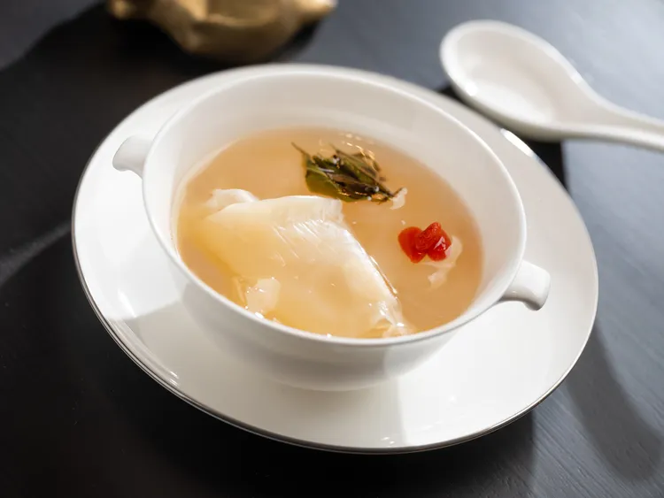 夏季套餐「梨山雪蓮子燉花膠」添入台灣梨山茶的清新芬芳，湯頭醇厚馥郁，搭配以花膠的軟嫩與雪蓮子的鬆軟於口中交織，奢享粵式煲湯的雋永滋味。業者提供