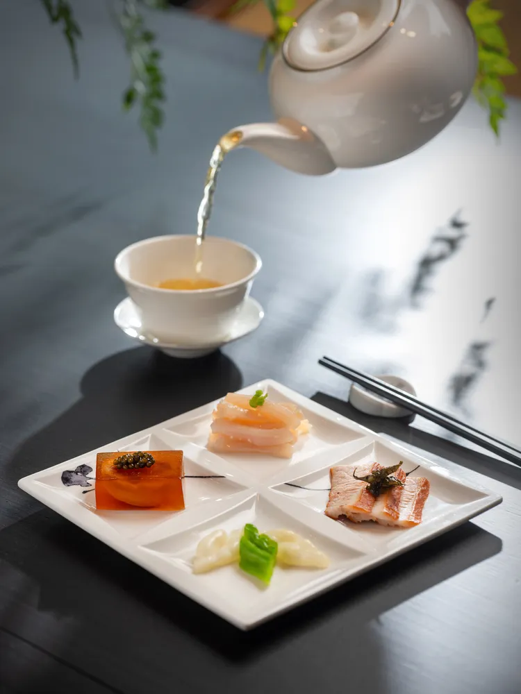 主廚鄭國雄師傅嚴選台灣在地季節性蔬果食材，並特地設計兩款美饌以龍井茶與梨山茶入菜，演繹淡雅茶香、夏季清鮮的口味為設計主軸，匠心獨具打造夏季限定套餐。業者提供