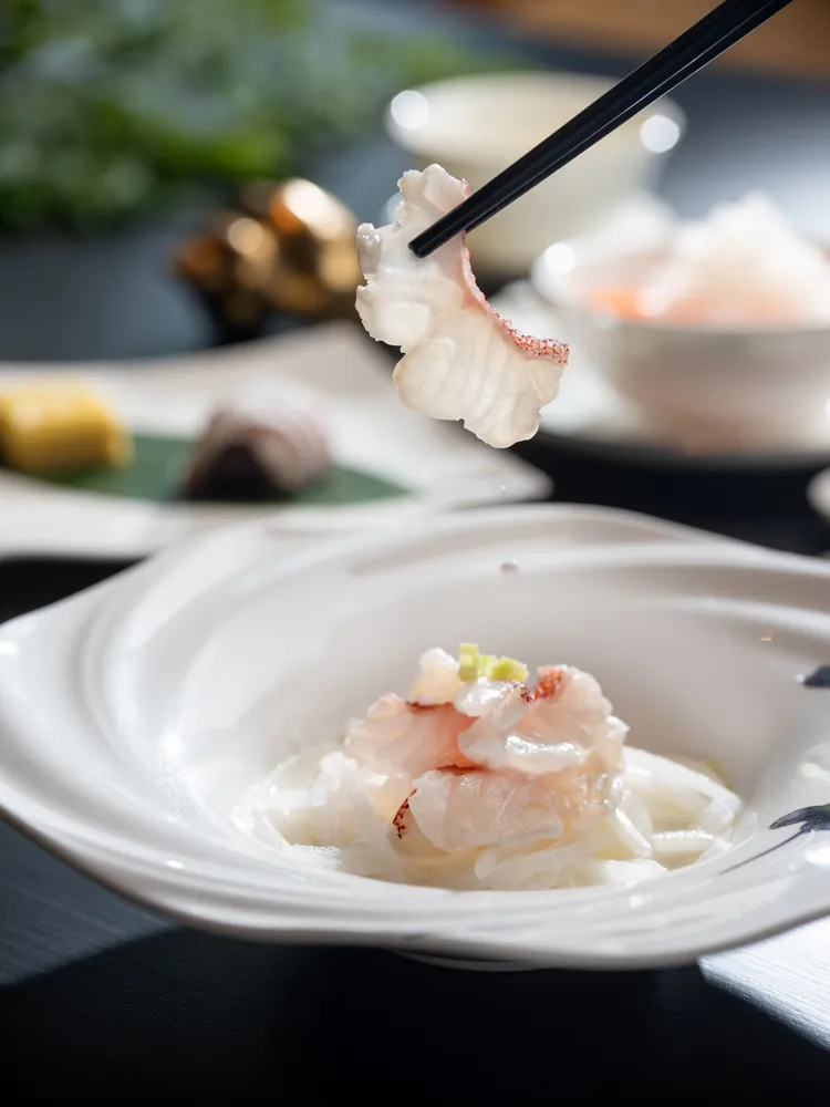 夏季套餐「過橋斑片水晶絲」鄭師傅巧手烹製的濃湯底以雞與魚骨先香煎過後熬煮而成，將熱湯澆淋於魚片悶燙至鮮嫩熟度，襯以雞湯煨煮過的甘甜冬瓜絲，呈現清鮮溫和的時令佳餚。業者提供