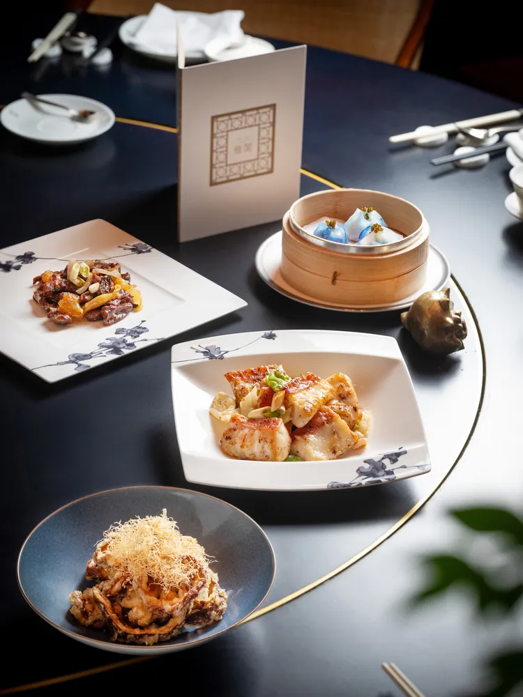 台北文華東方米其林一星「雅閣」中餐廳夏季新單點菜色 (由上至下)「魚子醬彩蝶餃」、「羊肚菌花膠爆牛柳」、「豉汁白玉炒刺花斑球」、「酥絲蜜餞素風鱔」。業者提供