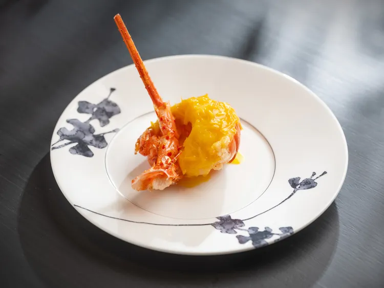 夏季套餐「瑤柱黃燜焗龍蝦」雞湯的醇美襯托出龍蝦的鮮香彈牙，搭以帶著高雅鮮甜的瑤柱，極品珍味令人齒頰留香。業者提供