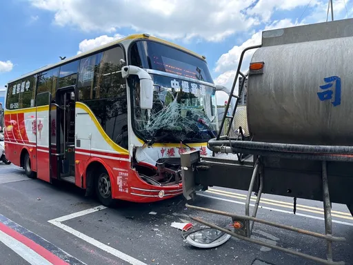 桃園公車追撞砂石車 6乘客受傷濺血