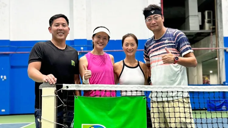 賈欣惠（左2）如今仍相當漂亮有氣質。翻攝自盧威儒臉書