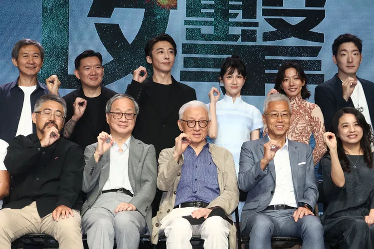 曹興誠（前中）是第一位天使投資人，前排右起為鄭心湄、中華電信總經理胡學海、文化部長李遠（小野），後右起為許時豪、陳妤、連俞涵、杜汶澤、陳文彬。彭欣偉攝