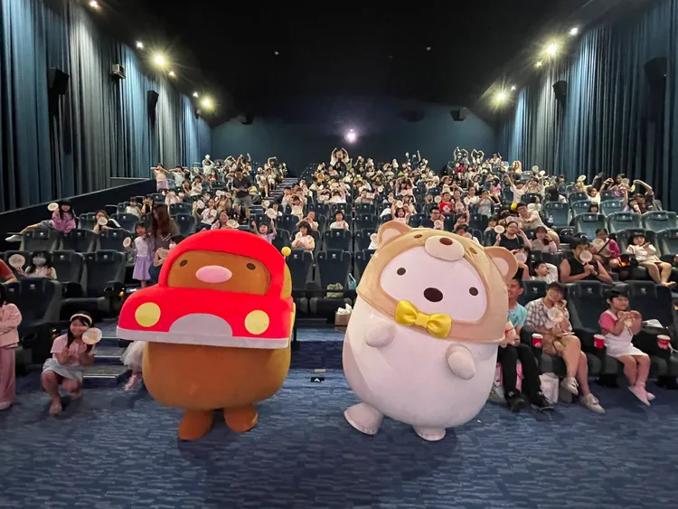玩偶「白熊」及「遙控車」炸豬排大受歡迎，大人小孩都瘋狂。威視電影提供