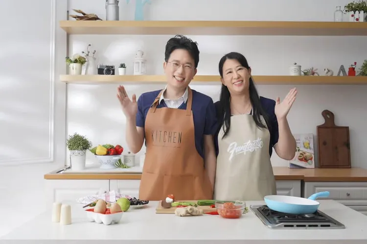 江坤俊和橋牌選手妻子劉藺秦，大學時就因橋牌比賽結緣，之後成功追到她，婚後一向給外界愛家好男人形象。翻攝江坤俊臉書