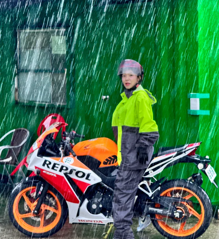 駕訓班第二天遇上大雨，李多慧堅持上完課程。奧比懷登公關顧問公司提供