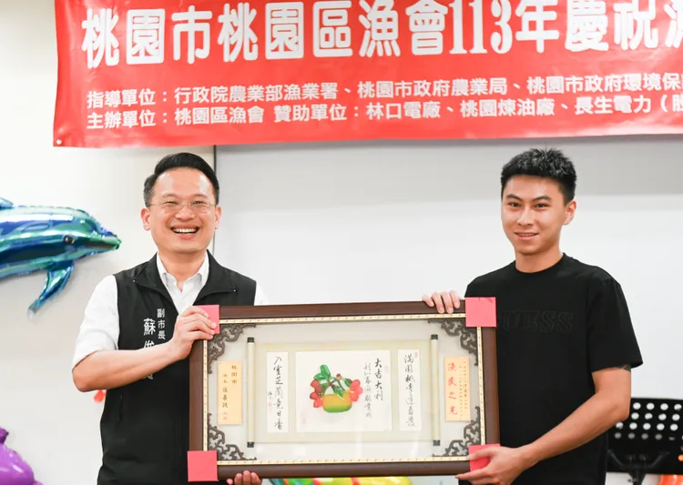 蘇俊賓頒獎表揚桃園市模範漁民許進來。桃園市府提供