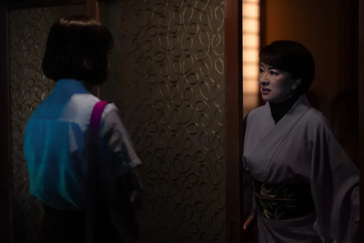 翁倩玉（右）在故事中飾演一位傳統又強悍的京都婆婆。Apple TV+提供