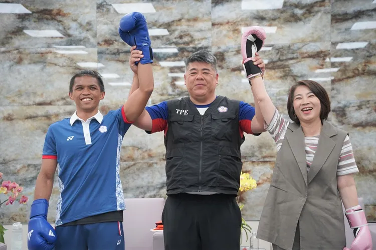 縣長周春米在縣府接見涼山拳擊英雄賴主恩(左)及教練羅尚策(中)，盛讚他們是「屏東之光。縣府提供