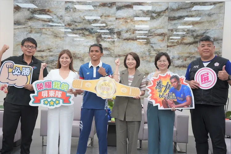 縣長周春米接見涼山拳擊英雄賴主恩及教練羅尚策。縣府提供