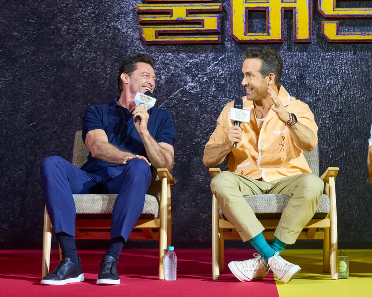 休傑克曼（左）和萊恩雷諾斯互虧。漫威影業提供