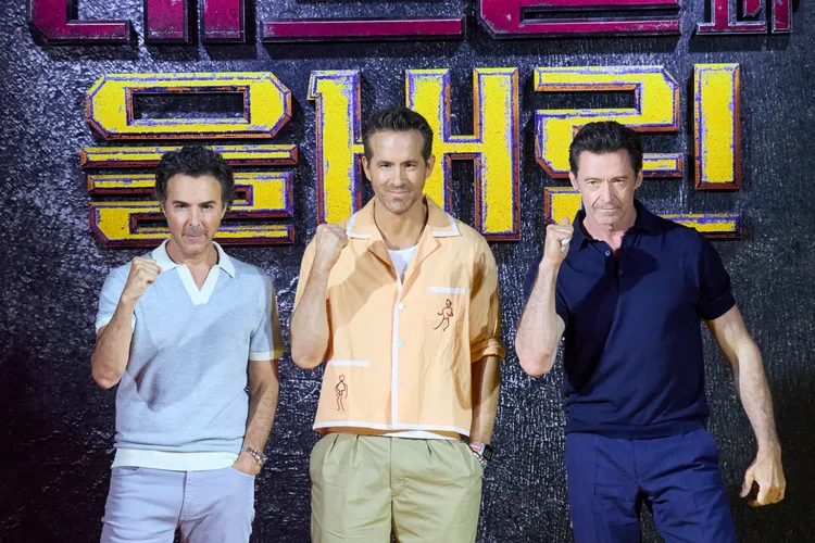 導演薛恩李維（左起）同「死侍」萊恩雷諾斯和「金鋼狼」休傑克曼一同出席記者會。漫威影業提供