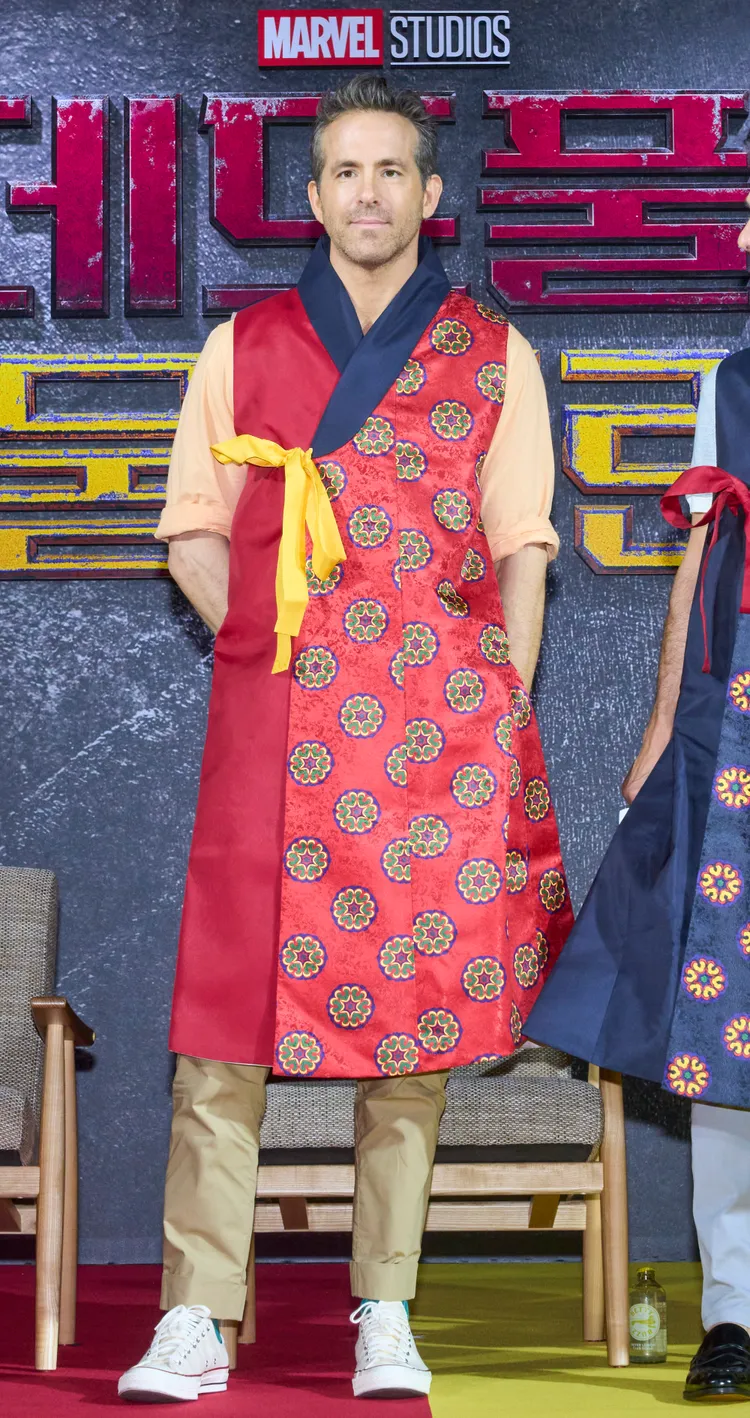 萊恩雷諾斯入境隨俗換上韓服。漫威影業提供