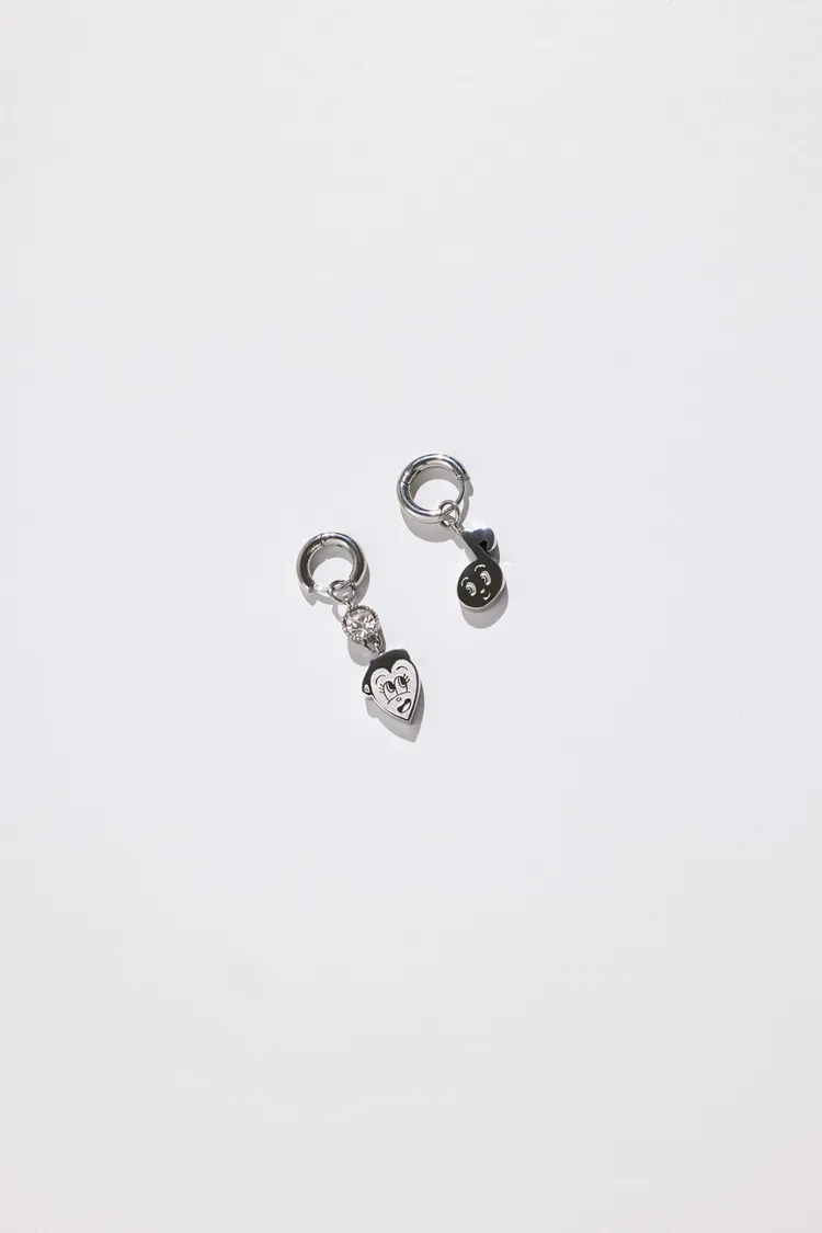 Chocomoo聯名愛心Don't touch君＆音符・垂掛純鋼耳環，1080元。品牌提供