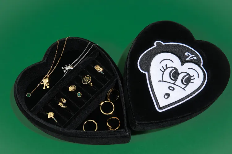 作品融入了Chocomoo生日誕生石的「祖母綠」作為主色。品牌提供