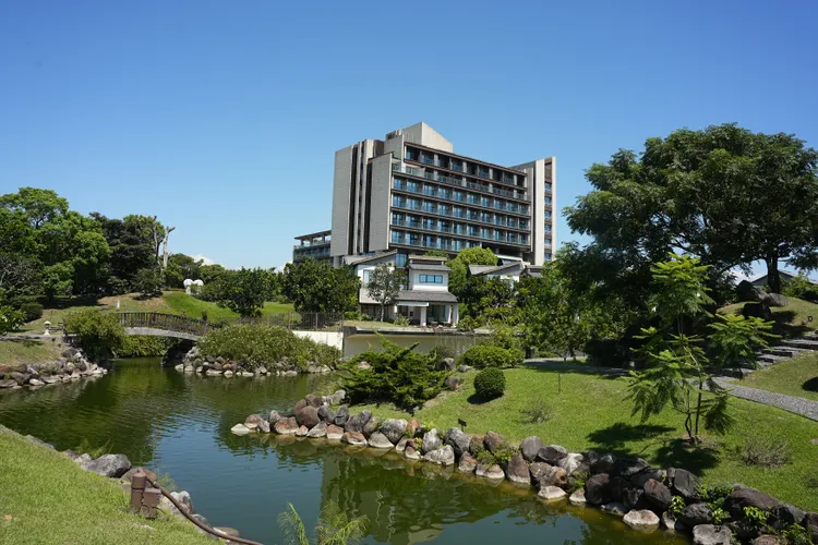 「綠舞國際觀光飯店」占地5.7公頃，被評選為全台最美親子飯店之一。S.H.攝