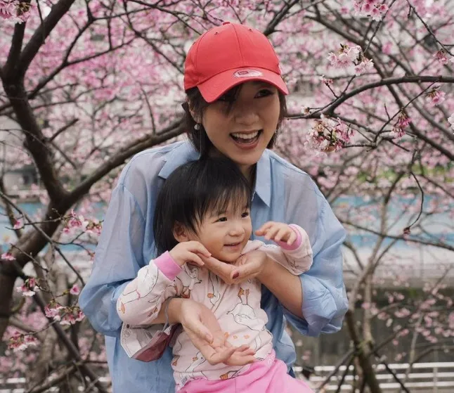 怪獸老婆抱著可愛女兒。翻攝怪獸老婆IG