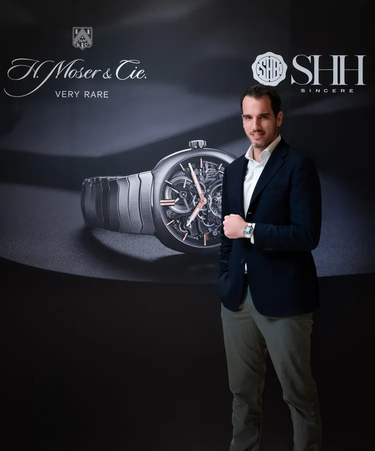 亨利慕時品牌共同所有人、MELB Luxe subsidiaries行政總裁Mr. Bertrand Meylan配戴全球限量50只的疾速者三問報時陀飛輪藍色琺瑯概念腕錶。品牌提供