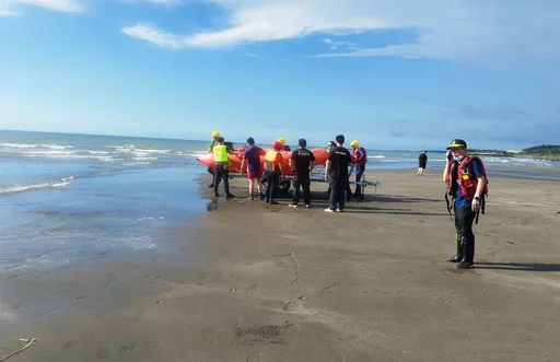 竹北新月沙灘2人溺水獲救 1高中生失蹤!今續搜救