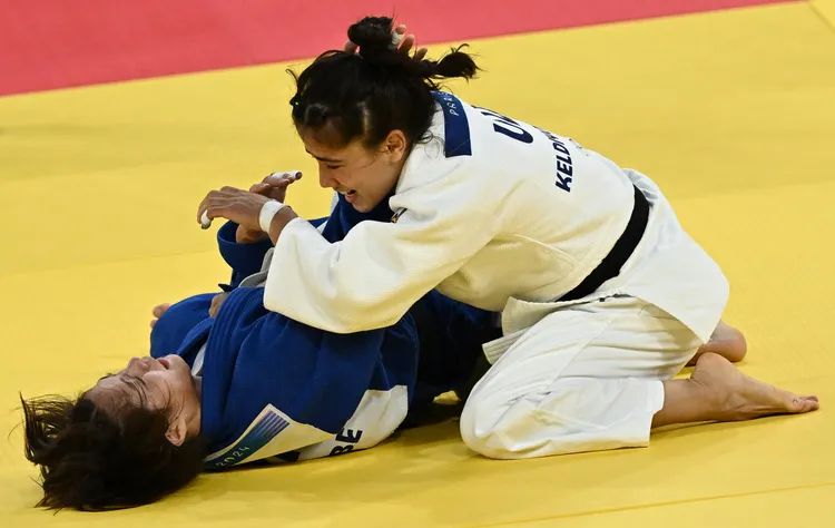 日本柔道天才少女阿部詩（左）被烏茲別克對手擊敗。路透社