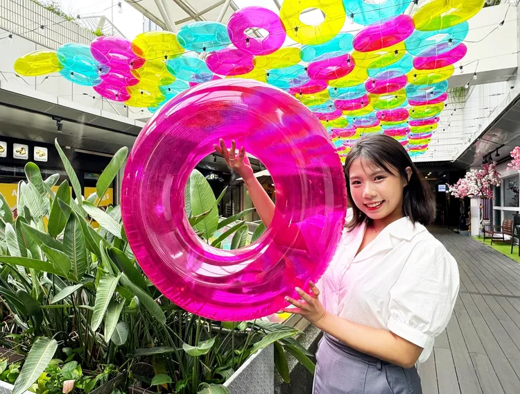 Global Mall板橋車站即日起在2樓戶外打造夏季限定「繽紛甜甜圈廊道」，充滿涼爽夏日風情！