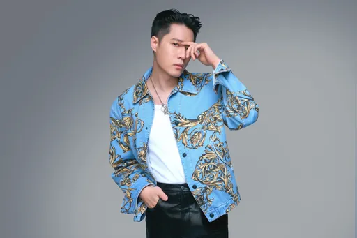 比莉手機斷一半還能用 周湯豪送禮孝敬媽媽