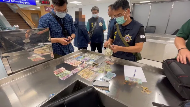 警方清點查扣的贓款。航警局提供