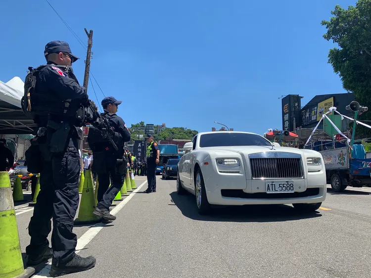 吳桐潭今告別式現場名車聚集，特警逐一檢查。記者葉先鵬攝影