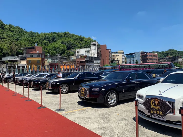 天道盟發起人、太陽會總裁吳桐潭今告別式，現場擺放36台勞斯萊斯一字排開，十分壯觀。記者葉先鵬攝影