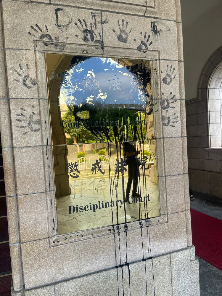 民眾持保特瓶前往潑漆。警方提供