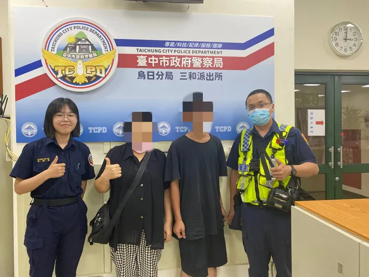 警方在颱風來襲前夕找到陳男，令阿嬤感激不已。民眾提供