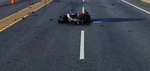 台9線太麻里驚悚死亡車禍！紅牌重機對撞貨車　23歲騎士右腳噴飛肢解亡
