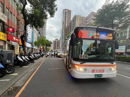 板橋7旬騎士為閃賓士後擦撞公車　與死神擦肩！倒地險捲車底亡